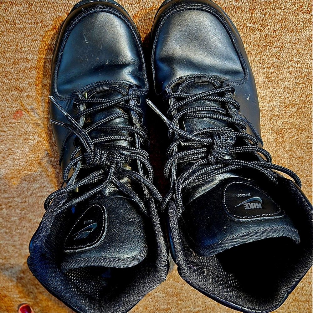 Men's size 10 Nike boots